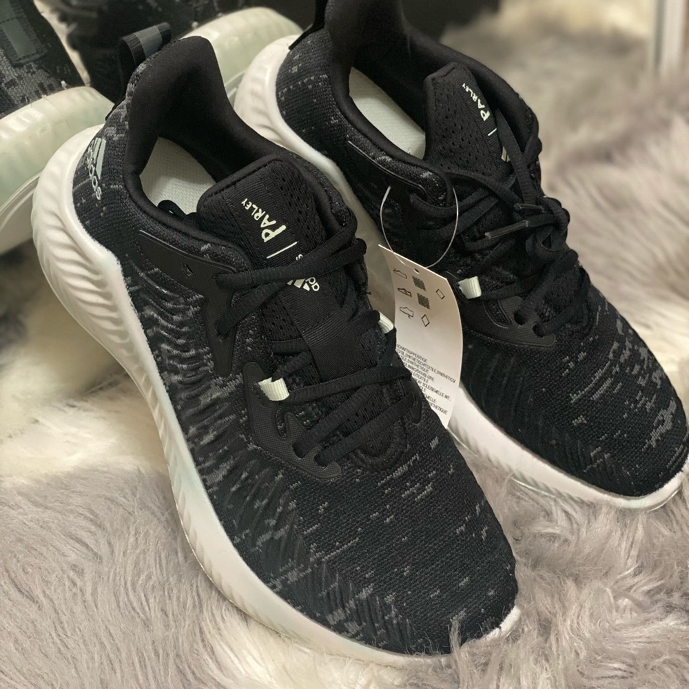 Adidas AlphaBounce Parley
US Size 7 and 8 1/2
